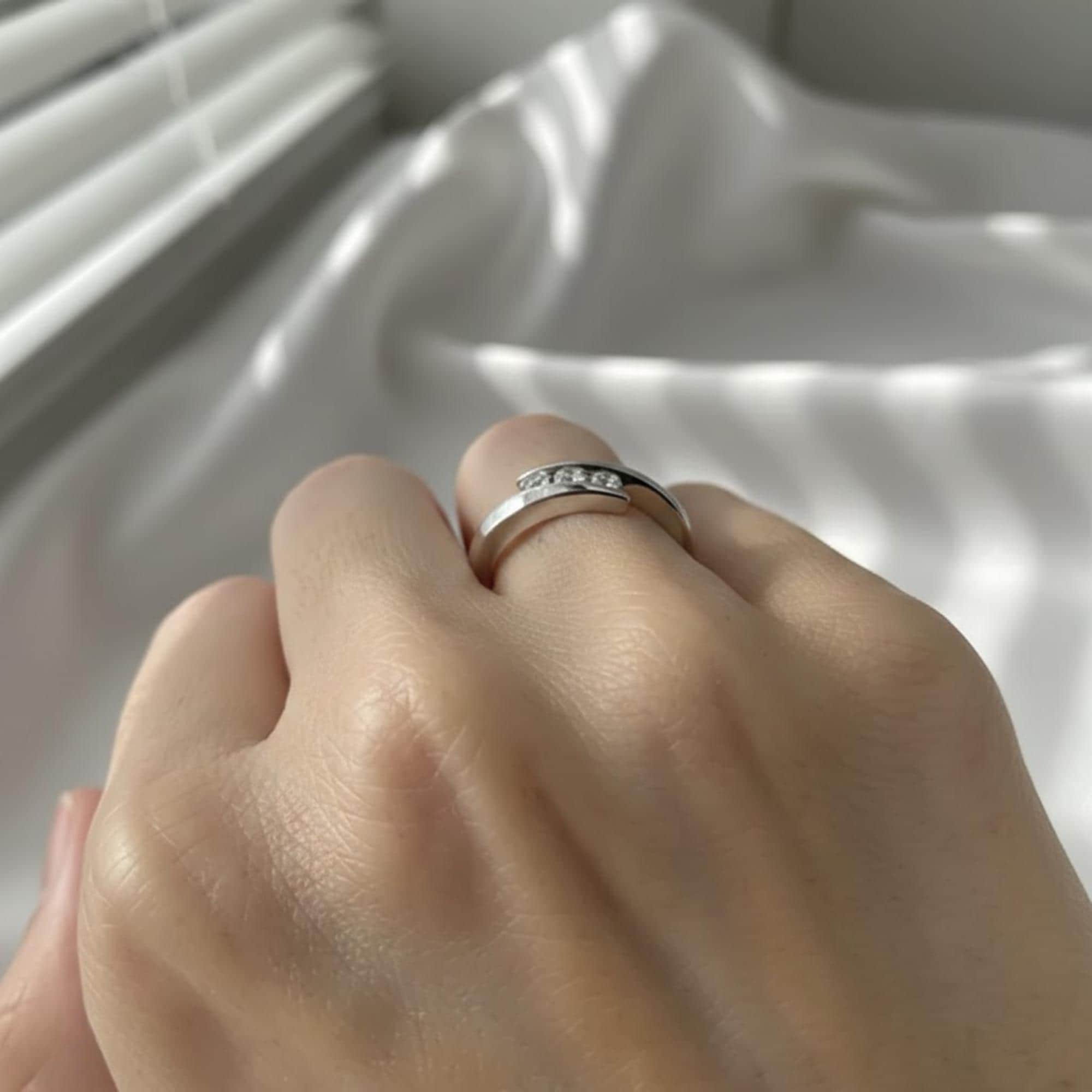 3 Stone Diamond Crossover Ring 14K White Gold – Round Brilliant Cut 0.30 CTW G SI Fine Diamond Statement Ring